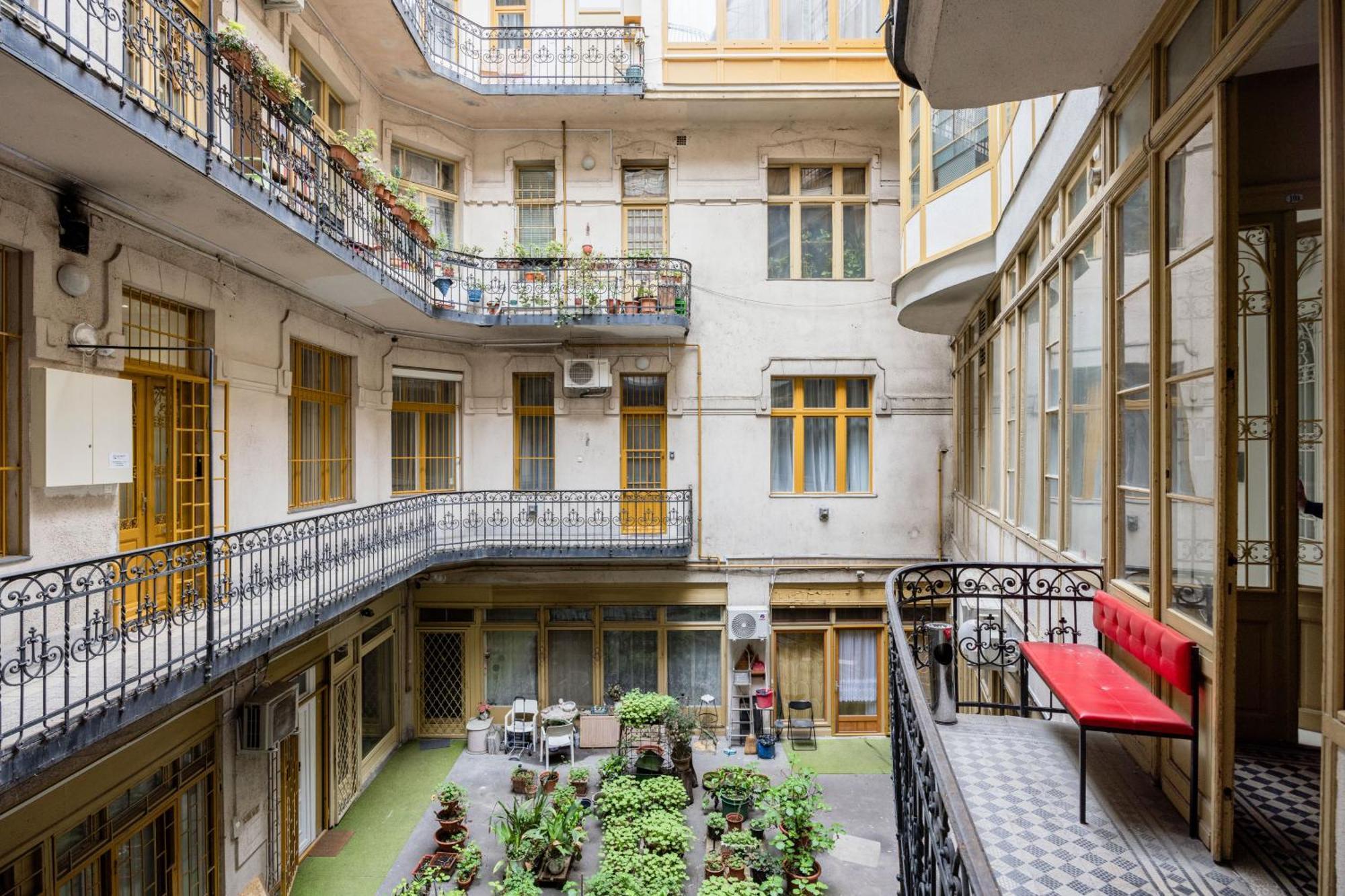 Urban Tranquillity By The Main Shopping Street Apartman Budapest Kültér fotó